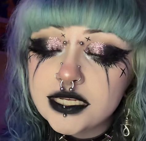 Purple Makeup Alternative, Cute Gothic Makeup, Glitter Goth Makeup, Alt Makeup Looks Eyeliner, Alt Valentines Makeup, Pastel Goth Makeup Looks, Makeup Looks Alt, Colorful Goth Makeup, Edgy Makeup Looks Grunge