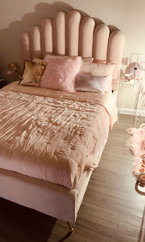 Somier Cama Ideas, Bed Astethic, Pink Bedframe, Astethic Room Ideas, Pink Bedding Bedroom, Single Bedroom Design, Kasur Aesthetic, Double Bed Design Modern, Camas Aesthetic