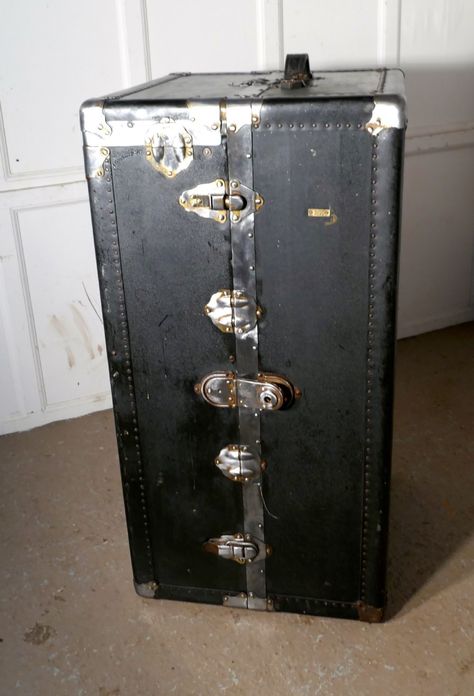 Cabin Wardrobe, Steam Trunk, Wardrobe Trunk, Vintage Steamer Trunk, Trunk Ideas, Trunks For Sale, Antique Steamer Trunk, Old Trunks, Travel Trunk