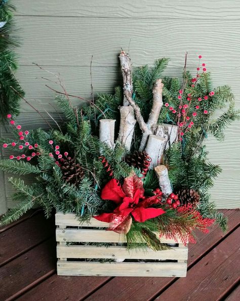 Christmas crate lighted birch bark and Noble fur branches Ideas With Crates, Winter Outdoor Decorations, Christmas Crate, Christmas Porch Decorating Ideas, Diy Festival, Outdoor Christmas Planters, Bolo Minnie, Porch Decorating Ideas, Christmas Planters