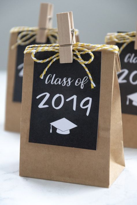 Grad Party Favors, Chalkboard Tags, Graduation Party Gifts, Diy Graduation Gifts, Senior Graduation Party, Graduation Party High, Graduation Party Diy, Faking It, Graduation Party Planning