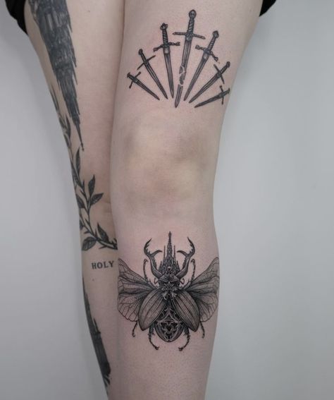 Pretty Knee Tattoos, Thigh Tattoos Goth, Witchy Knee Tattoo, Goth Knee Tattoos, Front Shin Tattoo, Goth Arm Tattoo, Tattoo Ideas Geometric, Arm Tattoo Placement, Knees Tattoo