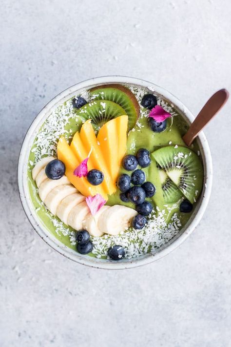 This superfood green smoothie bowl is loaded with healthy ingredients and superfoods to leave you feeling healthy and refreshed! #smoothiebowl #greensmoothie #healthysmoothie Green Smoothie Bowl Recipe, Superfood Smoothie Bowl, Smoothies Vegan, Green Smoothie Bowl, Protein Smoothies, Feeling Healthy, How To Make Smoothies, Superfood Smoothie, Bowl Recipes