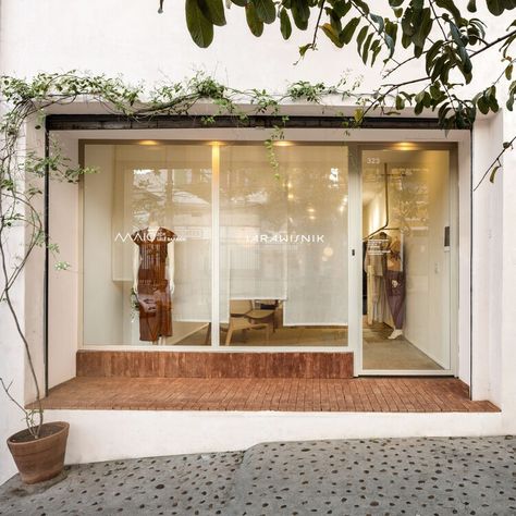 Iara Wisnik e Maiô Store / Tree Arquitetura | ArchDaily Small Clothing Store Interior, Boutique Exterior, Small Boutique Interior, Bridal Shop Ideas, Fashion Store Design, Light Pink Walls, Retail Store Interior Design, Shop Facade, Retail Space Design