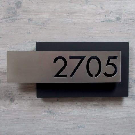 House Number Ideas Outdoor, Drátěná Socha, Floating House Numbers, Modern House Numbers Sign, Hotel Signage, House Numbers Diy, Door Signage, Office Door Signs, Modern House Numbers