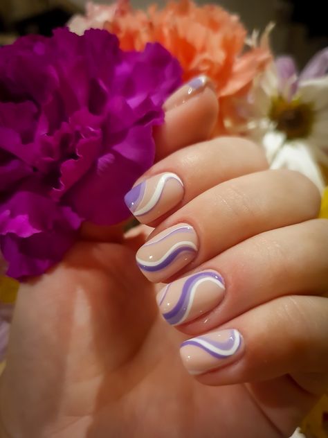 Purple Nails Swirl Design, Gel Nail Swirls, Purple Nails With Swirls, Purple Swirl Nails Short, Groovy Purple Nails, Short Squiggle Nails, Purple Stripe Nails, Squiggle Nails Square, Purple Lines Nails