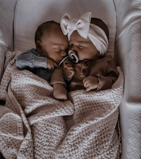 Twin Pregnancy Aesthetic, Twin Mom Aesthetic, Pregnancy Belly Photos, Twin Photos, Triplet Babies, Family Aesthetic, Aesthetic Baby, Cute Twins