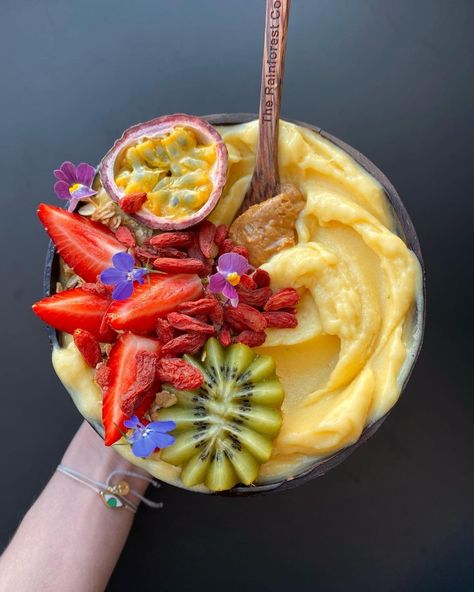 Mango Banana Smoothie, Detox Smoothies, Banana Smoothie Bowl, Plats Healthy, Frozen Mango, Tropical Food, 21 Day Smoothie Diet, Foods And Drinks, Frozen Bananas