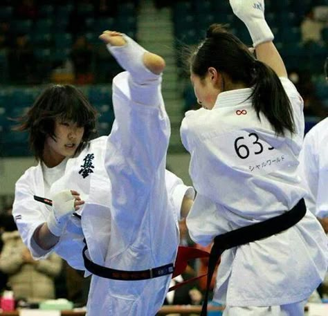 Kumite Kyokushin Karate, Female Martial Artists, Karate Martial Arts, Martial Arts Girl, Karate Girl, Martial Arts Styles, Martial Arts Women, Hapkido, Martial Artists