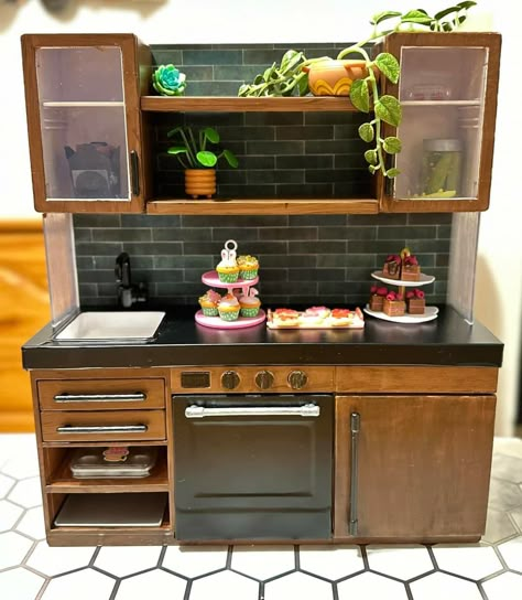 Miniverse Kitchen Makeover, Mini Kitchen Aesthetic, Mini Verse Kitchen, Miniverse Display Ideas, Sunshine Family Dolls, Doll House Interior, Make It Mini Food, Furniture Repaint, Lps House