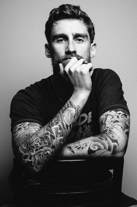 Black And White Models, Self Photography, Tattoo Photography, Beard Tattoo, Foto Tips, Inked Men, Foto Poses, Male Poses, Trendy Tattoos