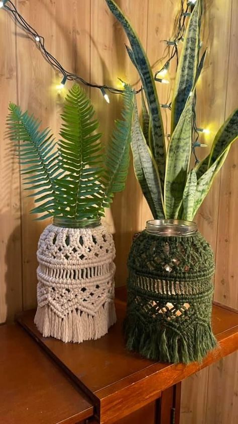 Macrame Jars Tutorial, Macrame Candle Holder Tutorial, Macrame On Jars, Macrame For Jars, Macrame Vase Cover, Macrame Jar Cover Diy, Jar Macrame, Macrame Jars, Macrame Glass Jar Tutorial