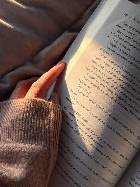 Reading Aesthetic Winter, Cozy Winter Study Aesthetic, Winter Reading Aesthetic, Cozy Book Aesthetic, Cozy Reading Aesthetic, Long Love Quotes, Winter Reading, Reading Motivation, Bookstagram Inspiration