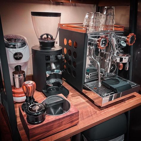 Matt Brown on Instagram: “Our home setup The Rocket Appartamento Serie Neva ,Mahlkonig X54 and Niche Zero! A match made in heaven ♥️ #homebarista #espresso…” Espresso Bar Setup, Espresso Set Up, Home Espresso Bar, Barista Setup, Niche Zero, Rocket Appartamento, Rocket Espresso Machine, Espresso Station, Coffee Setup