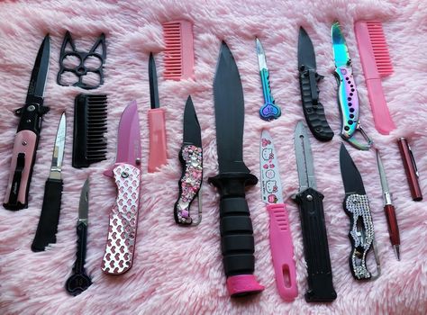 💖🔪🎀✨💕 Creepy Cute Fashion, Knife Aesthetic, Big Girl Toys, Pastel Punk, Pretty Knives, Knife Collection, Kawaii Accessories, Cool Knives, Creepy Cute