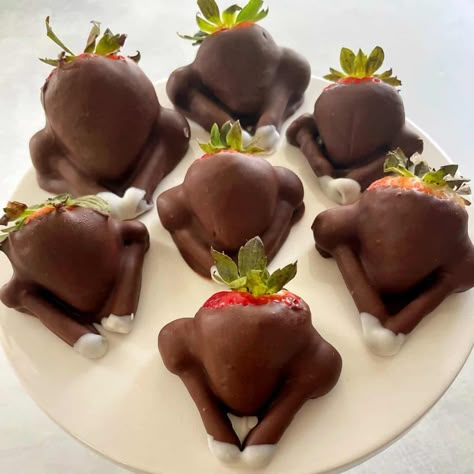 chocolate coated straberries in turkey shapes. Turkey Shaped Desserts, Chocolate Covered Strawberry Turkeys, Turkey Shapes, Strawberry Turkeys, Chocolate Turkeys, Melt Chocolate For Dipping, Thanksgiving Apps, Chocolate Turkey, Christmas Finger Foods