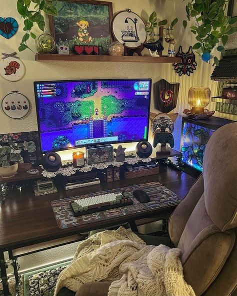 Manly Desk Decor, Rustic Pc Setup, Gamer Home Aesthetic, Natural Pc Setup, Unique Gaming Setup, Stardew Valley Gaming Setup, Vintage Gamer Room, Colorful Pc Setup, Starter Home Aesthetic