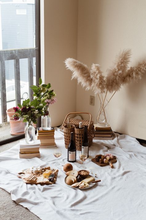 Indoors Picnic For 2, Indoor Picnic Decoration Ideas, Indoor Picnic Photoshoot, Picnic Indoors Romantic, Home Picnic Ideas, Indoor Picnic Ideas, Indoor Picnic Party, Home Decor Photoshoot, Inside Picnic