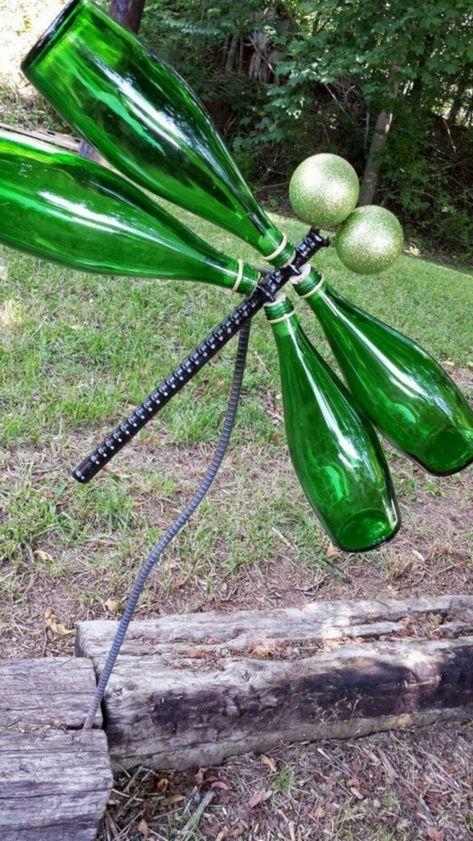 Gartendeko selber machen - 70 ausgefallene Beispiele für Ihre sommerliche DIY Dekoration Bottle Garden Art, Diy Yard Art Ideas, Yard Art Ideas, Wine Bottle Trees, Wine Bottle Garden, Diy Yard Art, Art Dragonfly, Bottle Trees, Bottle Tree