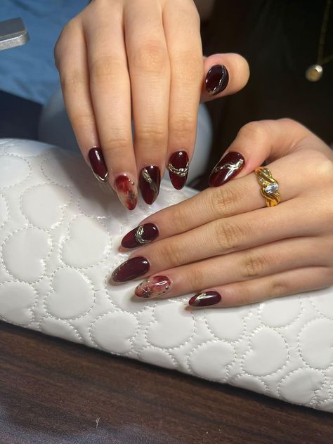 wine red, gold, hands, sparkle, ombre, dark red, blood red, gold stars, constellations, elegant, classy Red Dark Nails Design, Dark Red Gold Nails, Dark Red With Gold Nails, Dark Red Prom Nails, Dark Red Transparent Nails, Dark Red Jelly Nails Acrylic, Classy Dark Nails, Dark Red Jelly Nails Korean, Wine Red Nails Designs