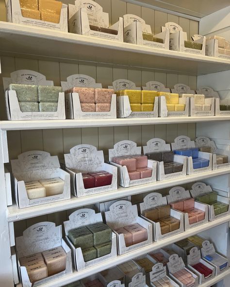 Soap Brand Name Ideas, Luxury Soap Packaging, Soap Boutique, Luxury Bath Products, French Milled Soap, Diy Soap Bars, Easy Soap Recipes, Dessert Soap, Soap Display