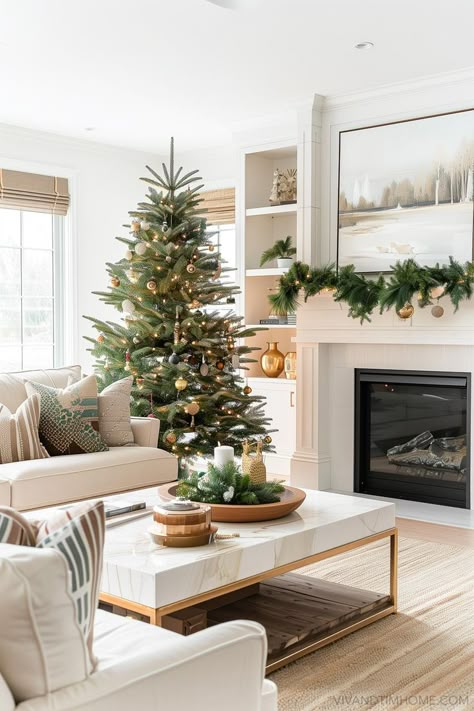 Modern and Neutral Christmas Decor in Living Room Modern Christmas Decor Ideas, Neutral Living Room Decor, Christmas Decor Modern, Minimalist Holiday Decor, Christmas Centerpiece Ideas, Aesthetic Christmas Decor, Minimalist Christmas Decor, Living Room Decor Neutral, Cozy Christmas Decor