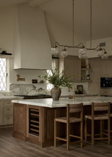 An English-Inspired Newport Cottage - The Interior Collective English Cottage Modern Kitchen, English Inspired Kitchen, Cottage Modern Kitchen, English Cottage Modern, English House Interior, European Cottage Kitchen, Modern English Cottage Interiors, English Cottage Style Kitchen, Small Kitchen Interior Design