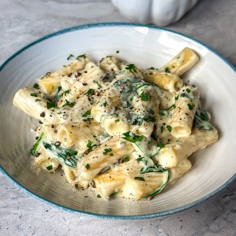 Creamy Spinach Rigatoni Recipe Rigatoni Spinach Recipes, Healthy Rigatoni Recipes, Rigatoni Recipes Vegetarian, Creamy Rigatoni Recipes, Creamy Pasta With Spinach, Spinach Rigatoni, Creamy Pastas, Rigatoni Pasta Recipes, Chicken Rigatoni