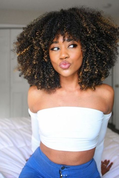 Afro Highlights, Highlights Curly Hair, Curly Bangs, Colored Curly Hair, Dyed Natural Hair, Pelo Afro, Classic Hairstyles, Fringe Hairstyles, Curly Hair With Bangs