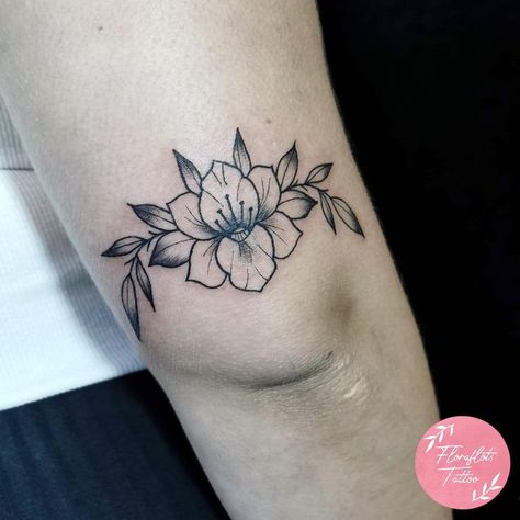 Rebecca 🌿 Tattoo Artist 🌙 (@floraflots_tattoo) posted on Instagram: “Cute elbow flower for @josiemyxtt the other day 💕 Thanks for coming along ☺️✌🏻 #tamworthtattoo #floralgarland #floraltattoo #flowertattoo…” • Oct 5, 2020 at 2:03pm UTC Inner Elbow Tattoos For Women, Elbow Tattoos For Women, Rebecca Tattoo, Above Elbow Tattoo, Inner Elbow Tattoos, Elbow Tattoo, Elbow Tattoos, Floral Tattoo Sleeve, Above Elbow