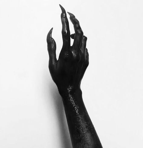 Fearne Calloway, Demon Aesthetic, Creepy Hand, Manon Blackbeak, Monster Hands, Model Tattoo, Black Claws, Throne Of Glass Series, Hand Reference