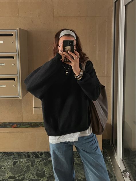 High Waisted Baggy Jeans Outfit Winter, Low Rise Baggy Jeans Outfit Aesthetic, Black Baggie Jeans Outfit, Brown Longsleeves Outfit, Baggy Black Jeans Outfit Winter, Fall Baggy Outfits, Baggy Black Jeans Outfit Aesthetic, Baggy Black Jeans Outfit, Baggie Outfit