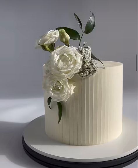 Wedding Cake Ideas Minimalist, Wedding Cake Design 1 Tier, Modern Wedding Cake 1 Tier, Minimalist Cake Wedding Simple, Pleated Wedding Cake, Wedding Cake Vertical Lines, Minimalist Wedding Cake 1 Tier, Modern Minimalist Wedding Cake, Ribbed Wedding Cake