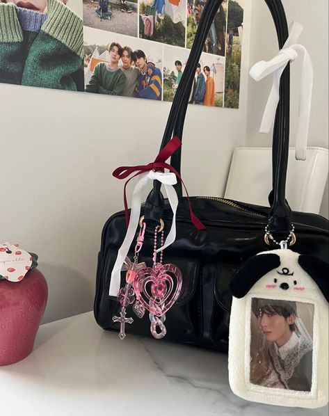 #bag #keychain #enhypen #sunoo #explore #fashion #aesthetic #coquette #kpop #lesserafim #tiktok Kpop Bag Deco, Bag With Keychain Aesthetic, Bag Aesthetic Kpop, Kpop Bag Aesthetic, Kpop Concert Bag, Bag Keychain Aesthetic, Skzoo Clothes, Kpop Bag, Mochila Kpop