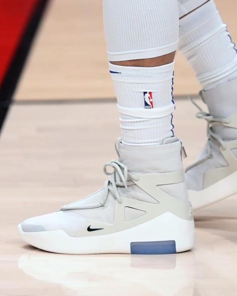 courtneylee rocking the “Light Bone” Nike Air Fear of God 1s ahead of tonight’s @nyknicks game. (via @jerrylorenzo Bone Nike, Nike Air Fear Of God, Fire Shoes, Young Mens Fashion, Sneakers Box, Sneakers Jordans, Sneakers Collection, Air Gear, Shoes Sneakers Jordans