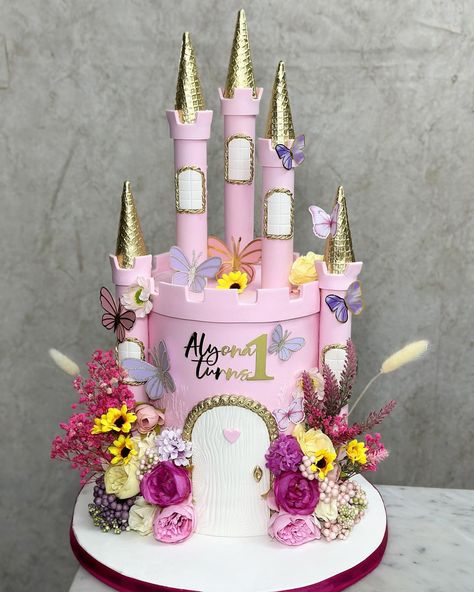 Castle Birthday Cakes, Castle Birthday, Princess Castle Cake, Royal Cakes, Castle Cake, Gateaux Cake, Creative Birthday Cakes, Cake Decorating Designs, Special Occasion Cakes