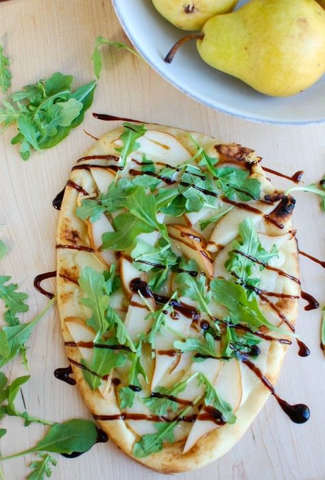 Warm Pear Brie Arugula Naan is the perfect holiday appetizer that will impress your guests. This beautiful flatbread is warmed in the oven with brie cheese and pear and then topped with arugula and a drizzle of balsamic glaze. Brie Flatbread, Pear And Brie, Casserole Pizza, Pear Brie, Pizza Dipping Sauce, Flatbread Toppings, Strawberry Feta Spinach Salad, Pizza Appetizer, Pear Pizza