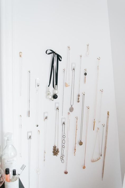 Bedroom Organization Hacks, Bedroom Storage For Small Rooms, Hang Necklaces, Jewelry Storage Solutions, Diy Bedroom Storage, Jewelry Storage Diy, How To Clean Gold, Jewerly Displays, Clean Gold Jewelry