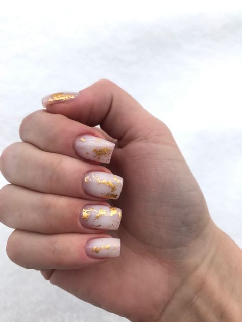 Gold Flake Nails Short, White Nails Gold Flakes, Goldleaf Nails, Nails White With Gold, Capping Uñas, Gold Leaf Nails, Nails With Gold Flakes, Nails Beige, Leaf Nails