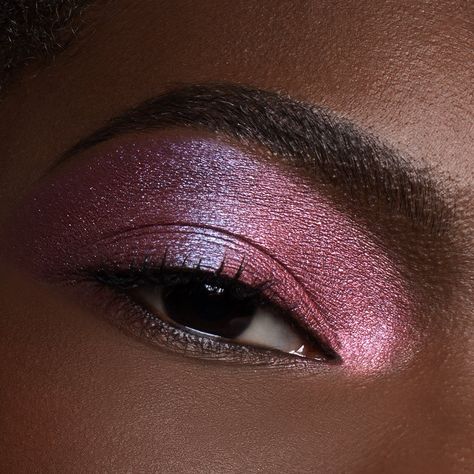 An easy two-step, vibrant glam eye using the Rosy Glam quad: 1. Swipe shade RG3 all over the lid with the E 4 Brush. 2. Press shade RG2 onto the outer corner of your lid with your fingertip. Purple And Blue Eyeshadow, Barbie Shoot, 19 Bday, Girl Gingerbread, Summer Eyeshadow, Gothic Pastel, Bride 2024, Makeup By Mario, Eye Makeup Eyeshadow