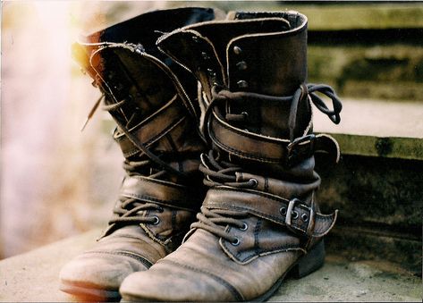 these boots. Hipster Shoes, Converse Outfits, Mode Shoes, Style Converse, Combat Boot, Dieselpunk, Dragon Age, Shoe Obsession, Michael Jordan