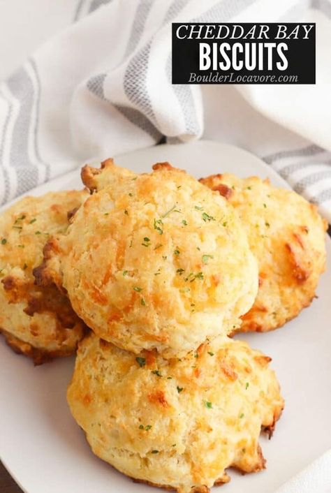 Light, buttery Cheddar Bay Biscuits are full of light garlic and cheese flavor. Soft inside with a golden crust brushed with melted butter. Fast and easy to make! Great regular OR gluten-free. Gluten Free Cheese Biscuits, Lobster Biscuits, Zucchini Cheddar, Red Lobster Cheddar Bay Biscuits, Red Lobster Biscuits, Cheesy Biscuit, Lemon Rosemary Chicken, Cheddar Bay Biscuits, Garlic Cheese Bread