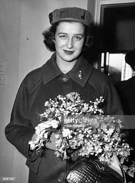 Princess Alexandra Of Kent, Alexandra Of Kent, Windsor Family, Duchess Of Kent, Pretty Features, Prince Michael Of Kent, Holding A Bouquet, Queen Alexandra, English Royalty