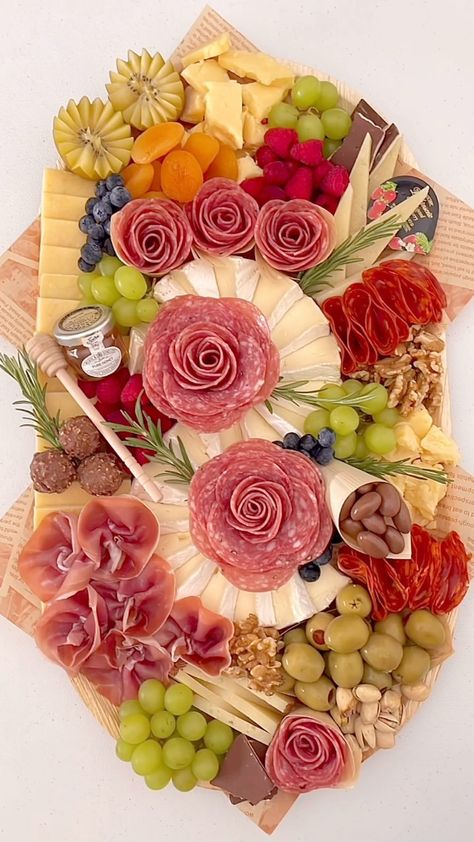 Instagram Antipasto Platter Ideas Presentation, Cuterie Board Ideas, Meat Charcuterie Board Ideas, Cheese Board Design, Charcuterie Board Designs, Charcuterie Board Design, Brunch Charcuterie Board, Fancy Cheese Board, Charcuterie Board Display