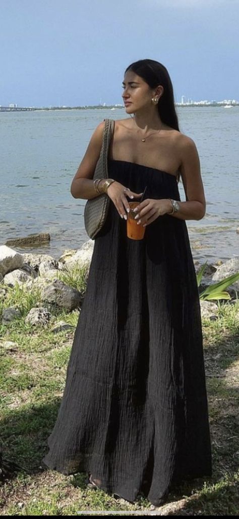 Flowy Dress Aesthetic Vintage, Mdw Outfit, Minimal Boho Fashion, Bali Aesthetic Outfit, Flowy Dress Aesthetic, Boho Summer Outfits Beach, Minimalist Outfits Women, Athens Fashion, Bali Dress