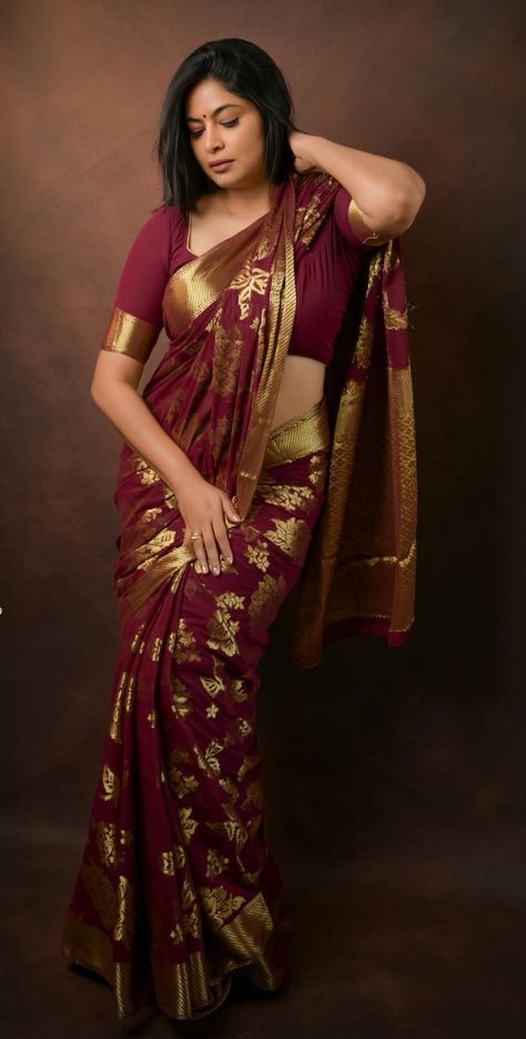 Telugu Culture, Indian Flowers, Lion Wallpaper, Beautiful Sarees, Batik Fashion, Exotic Women, Indian Woman, Saree Models, Indian Saree