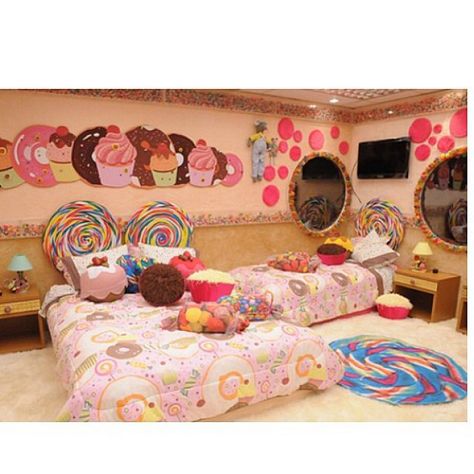 candy room Candy Theme Bedroom Ideas, Candy Bedroom Ideas, Candy Themed Room Decor, Candy Bedroom Theme, Candy Themed Room, Food Bedroom, Candy Bedroom, Candy Theme Classroom, Candy Themed Bedroom