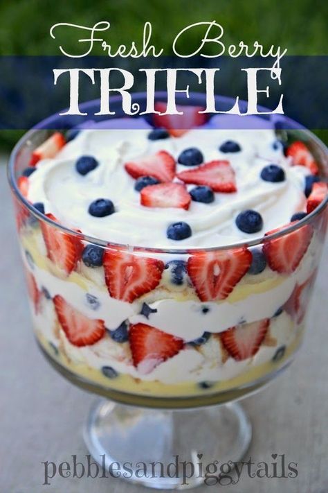 How to make easy Fresh Berry Trifle Dessert! Perfect treat for summer picnics, fancy parties, or the 4th of July! Easy trifle dessert recipe Angel Food Trifle, Oreo Trifle, Easy Trifle, Trifle Dessert Recipes, Fruit Trifle, Oreo Desserts, Dessert Summer, Berry Trifle, Dessert Oreo