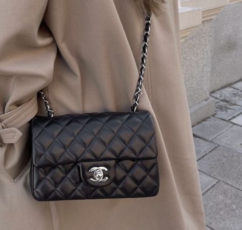 Chanel Black Classic Flap Outfit, Chanel Mini Classic Bag, Chanel Black Bag Outfit, Black Chanel Bag Aesthetic, Chanel Mini Classic Flap, Classic Bags Woman, Chanel Aesthetic Bag, Channel Classic Flap, Chanel Bag Classic Flap