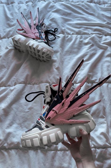 mecha gundam shoes that are perfect for cyperunk, anime and japanese street style lovers~ Cybercore Shoes, Mecha Shoes, Gundam Shoes, Cyberpunk Shoes, Cyberpunk Drawing, Mecha Gundam, Japanese Street Style, Diy Sneakers, Punk Shoes